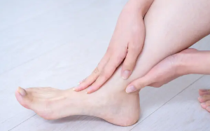 발을 만지는 사람