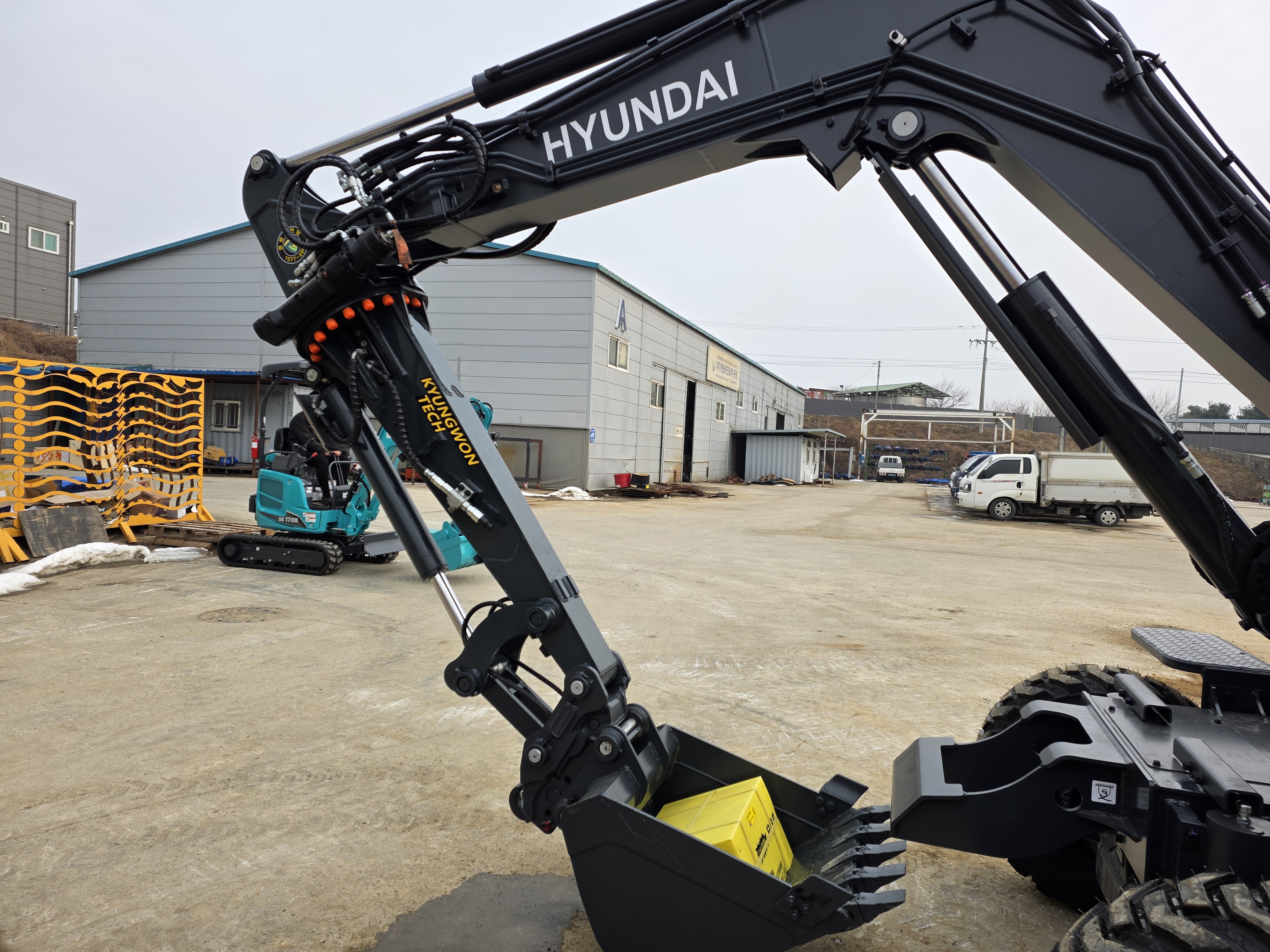 경원 회전암 장착된 굴삭기