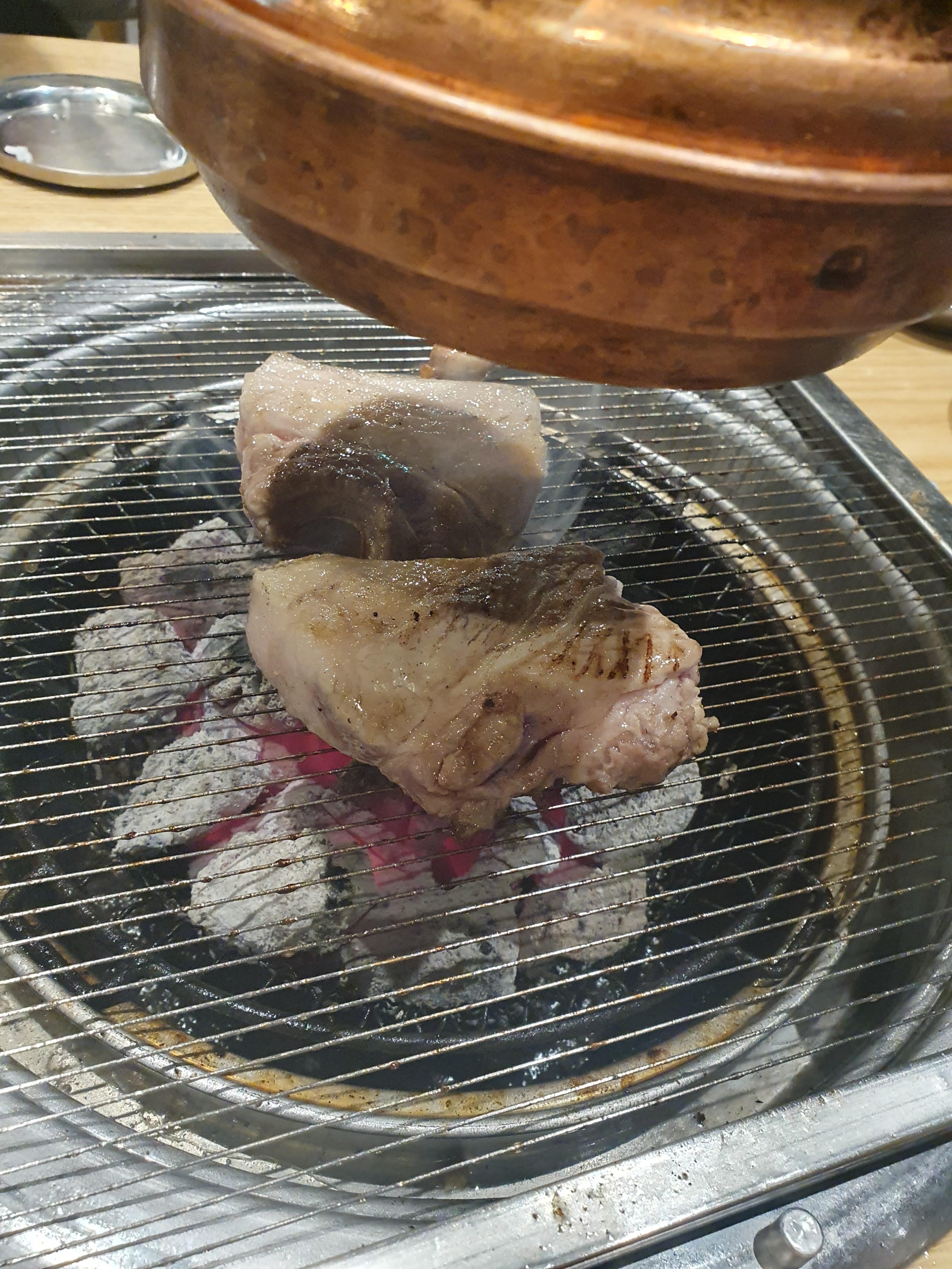 다다익고 호텔더본점 흑돼지 삼겹 굽는중