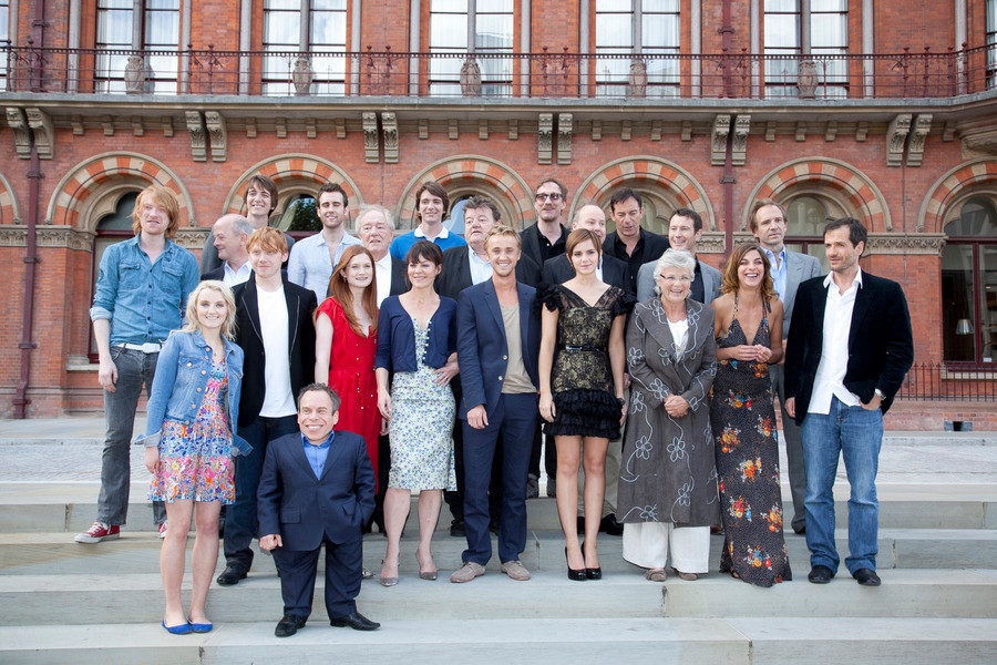 영화 '해리포터 시리즈'의 주인공들의 프로모션 사진
영화의 주연, 조연들이 모두 모여 활짝 웃으며 사진을 찍고 있다.