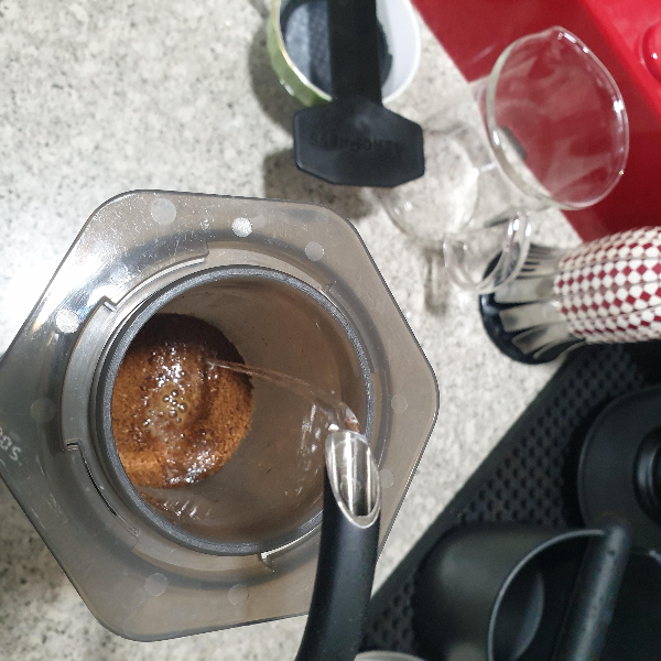 월드 에어로프레스 챔피언십(WAC) 우승자들의 레시피_2021년_1차 푸어