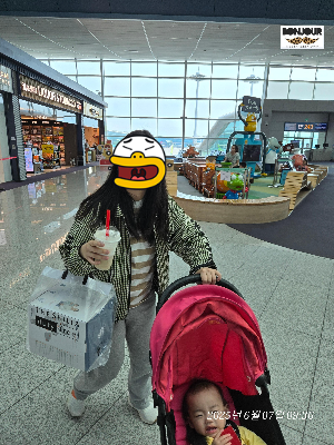 인천공항에서 여행에 설렌 임산부와 10개월 아기