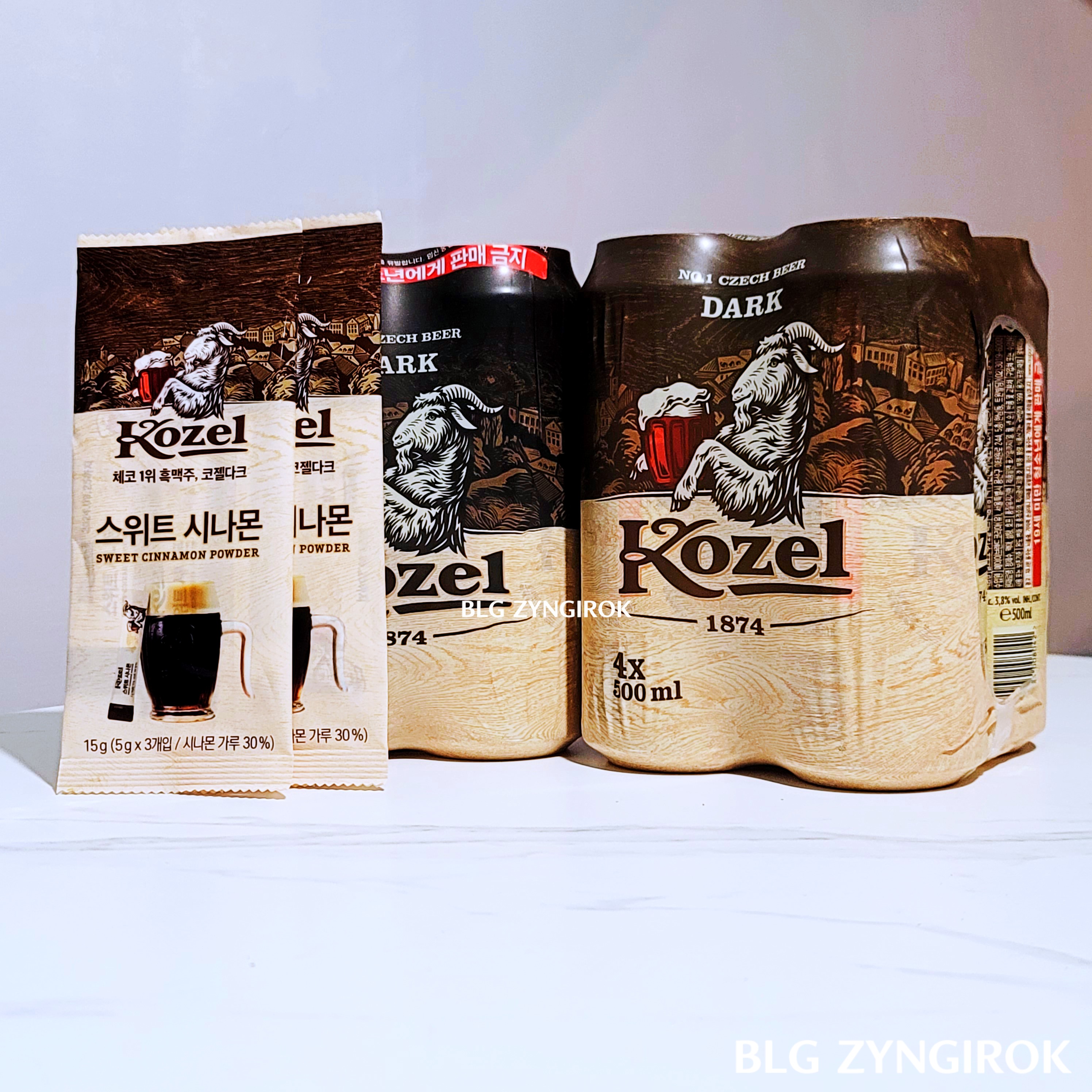 코젤다크-맥주와-스위트-시나몬-봉지가-테이블-위에-놓여있다.