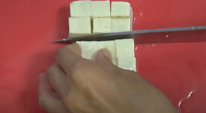 두부 자르는 모습