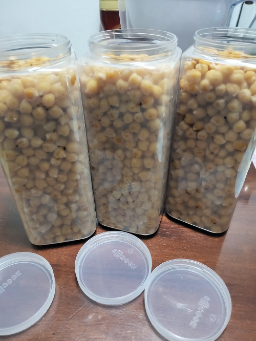 냉동보관통에 담은 병아리콩