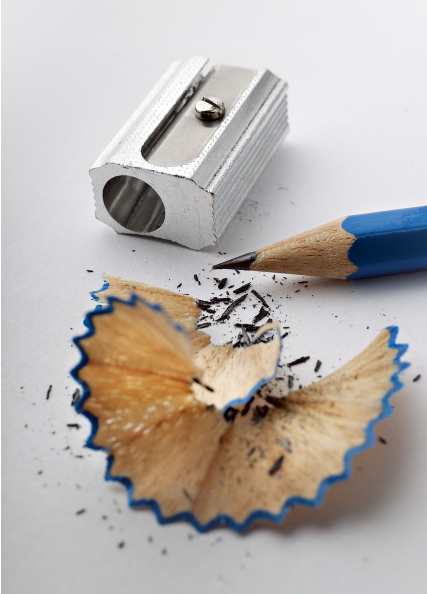 필통 속 수정테이프와 연필깍이, 아날로그 필기구의 매력