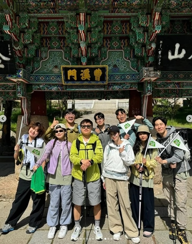 권은비가 빠니보틀 및 다른 지인들과 함께 등산 후 밝게 웃으며 찍은 단체 사진