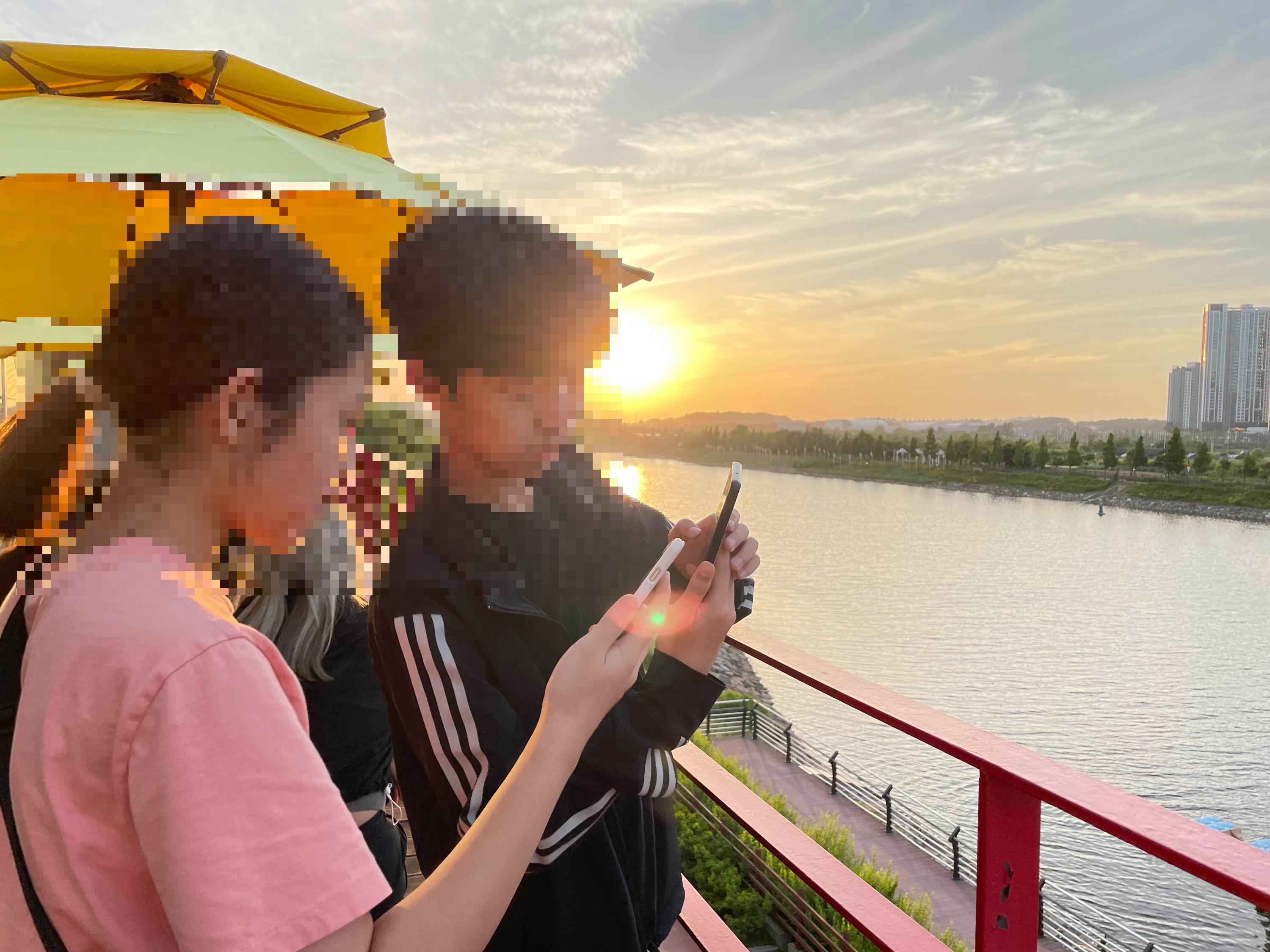 라메르 베이커리 테라스에서 인증샷을 남기는 모습