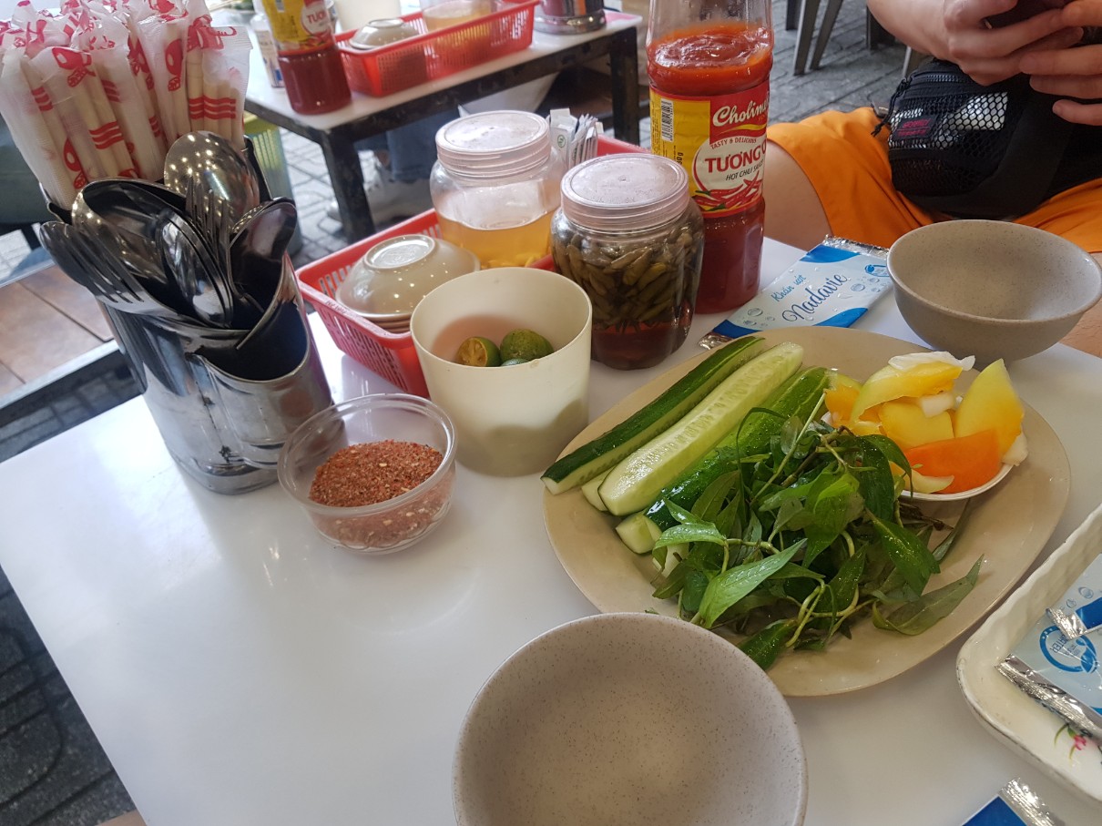 호치민 빈탄군 로컬 치킨구이 전문점 Ga Nuong Anh Tuyet - 테이블 세팅