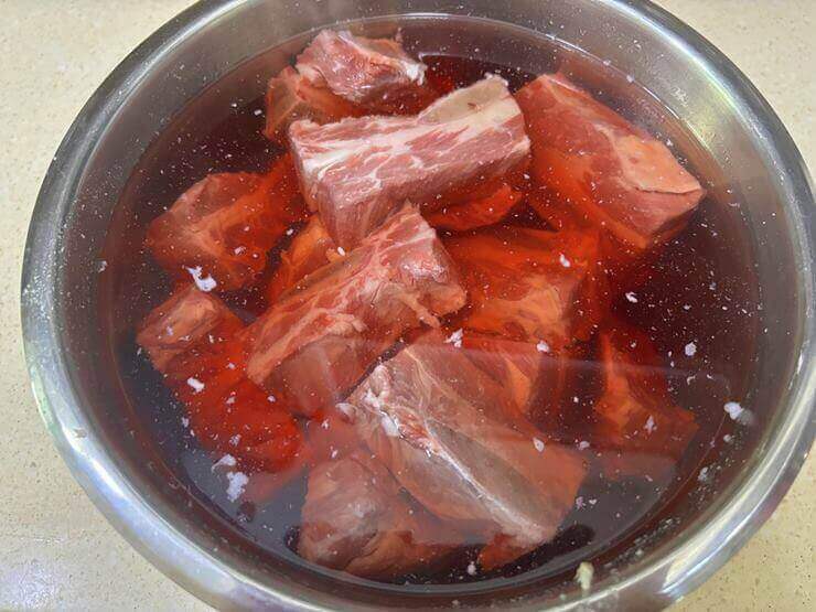 갈비를 물에 담궈 핏물을 제거하고 있는 사진이다.