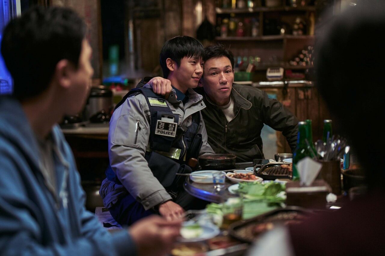 영화 베테랑 2 서도철 형사가 박선우에게 어깨동무하고 있는 모습