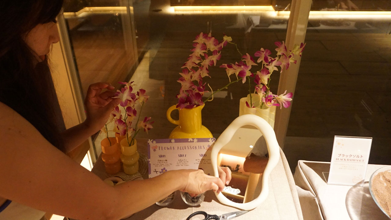 Experience making flower accessories at BEB5 Okinawa Seragaki.