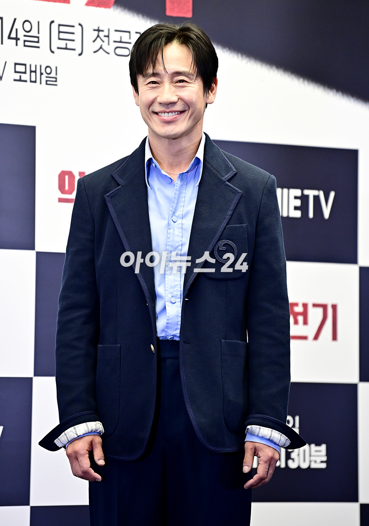 배우 신하균이 13일 오후 서울 마포구 스탠포드호텔 서울에서 진행된 지니 TV 오리지널 드라마 '악인전기' 제작발표회에서 포토타임을 갖고 있다. [사진=곽영래 기자]