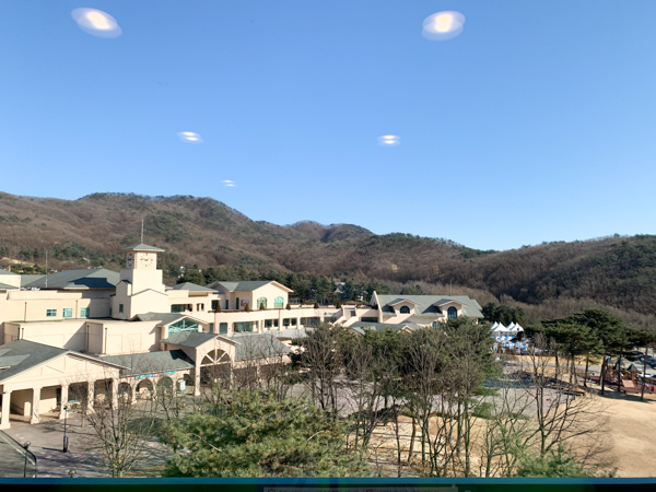 룸에서 바라본 체크인 센터