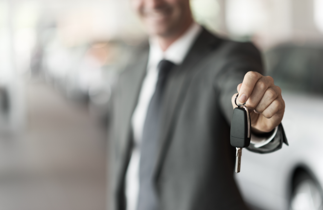 차키를 들고 웃고 있는 남성