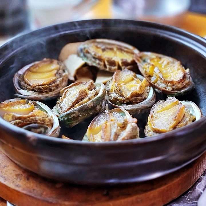전복삼합 제주도 스타일 식당 정찬 게스트 성게 미역국 돔베고기 고등어구이 청량리 제기동 맛집