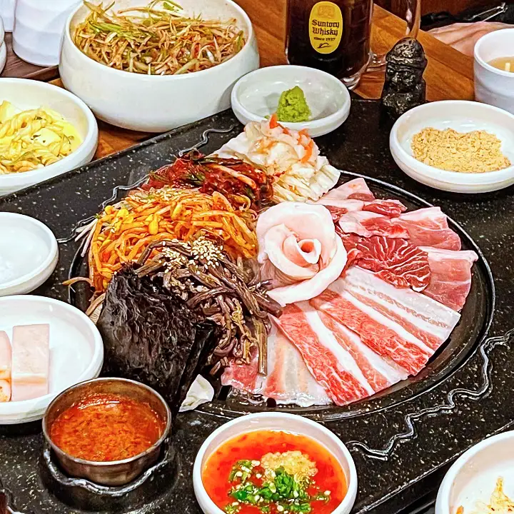 줄서는식당 48회 홍수현 제주 흑돼지 냉삼 꽃치마살 관자 구이 순두부찌개 비빔칼제비 강남 압구정 고기집 맛집