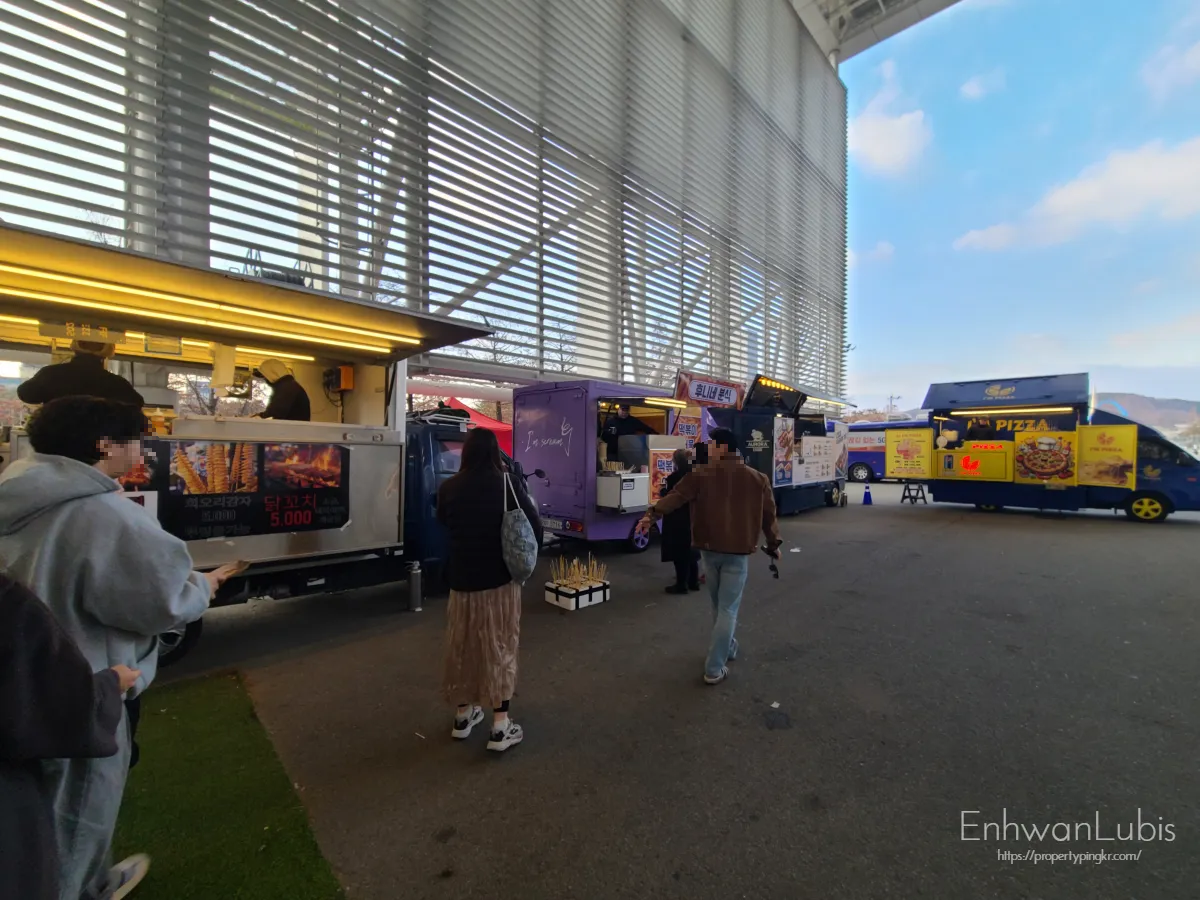밖에-있는-푸드트럭-4개-음식-사는-사람들