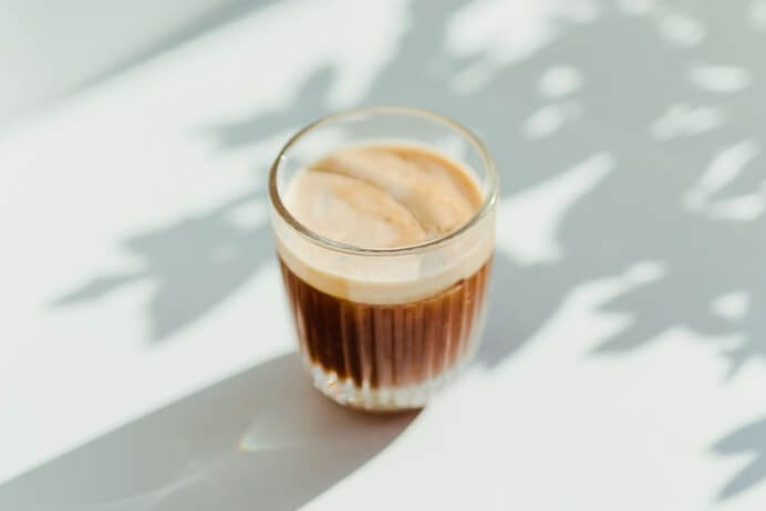 커피가 담긴 유리컵