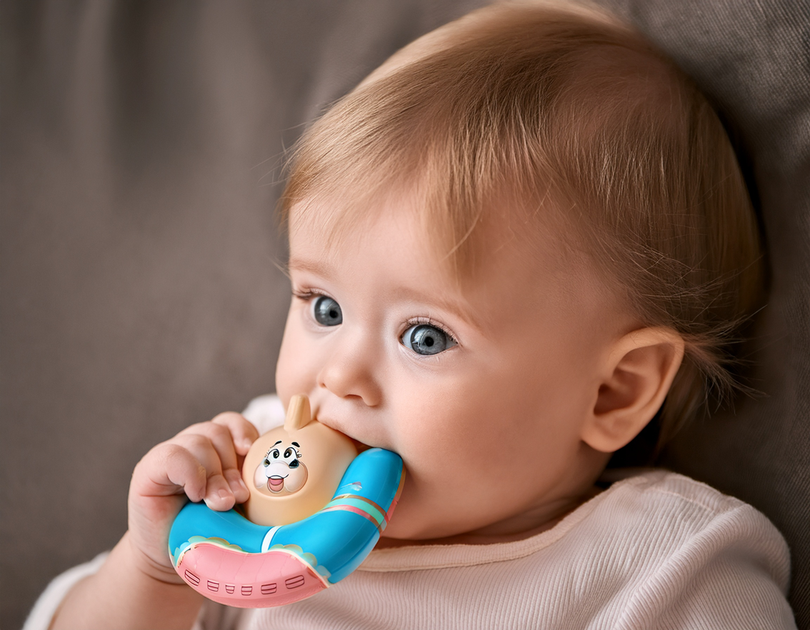 치발기를 물고 있는 아기사진