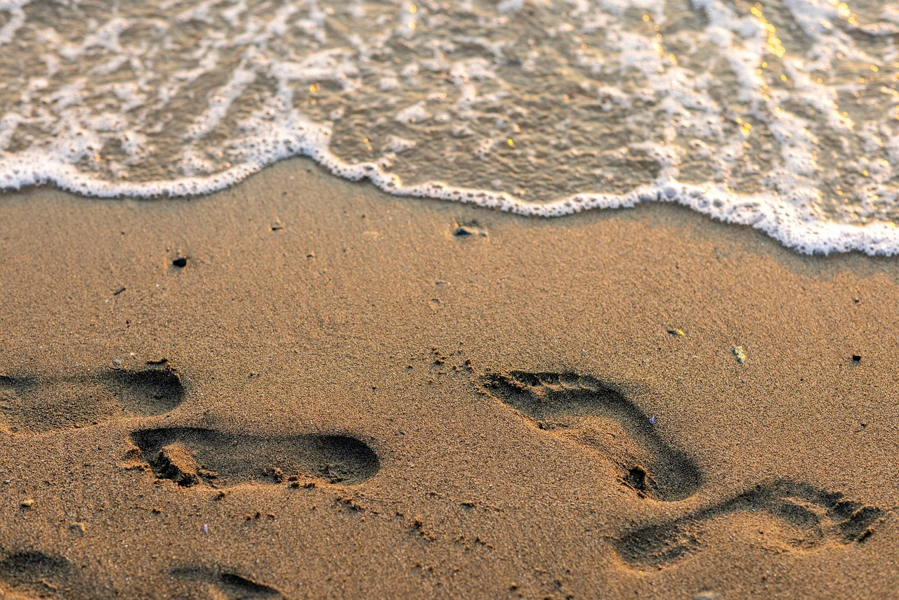 봄날 해변의 고요한 산책(출처:Pixabay)