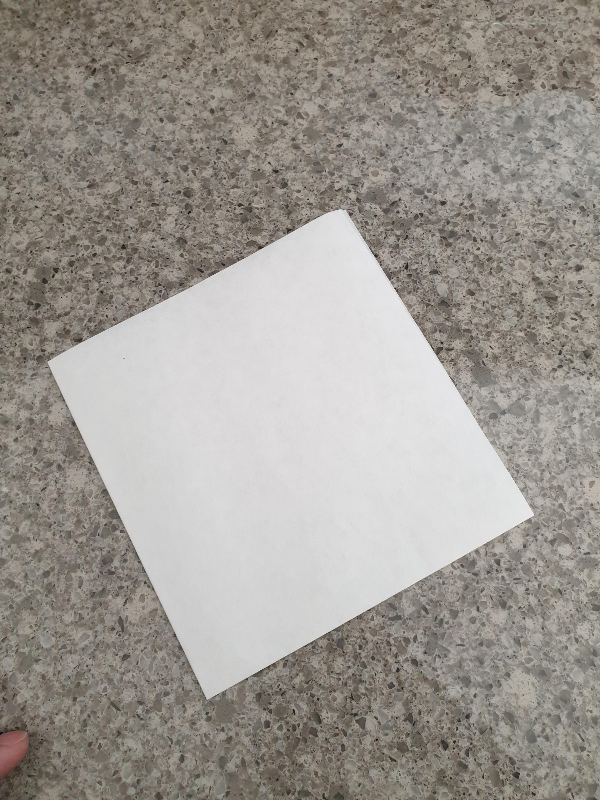 사각 필터는 두 번 접혀 제공된다.