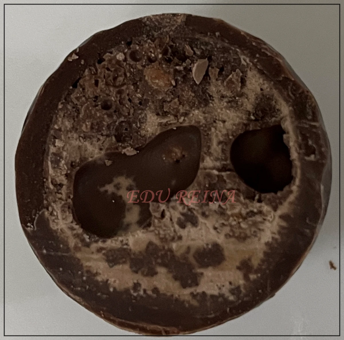 노브랜드-초콜릿류-헤이즐넛초콜릿프랄린볼-단면