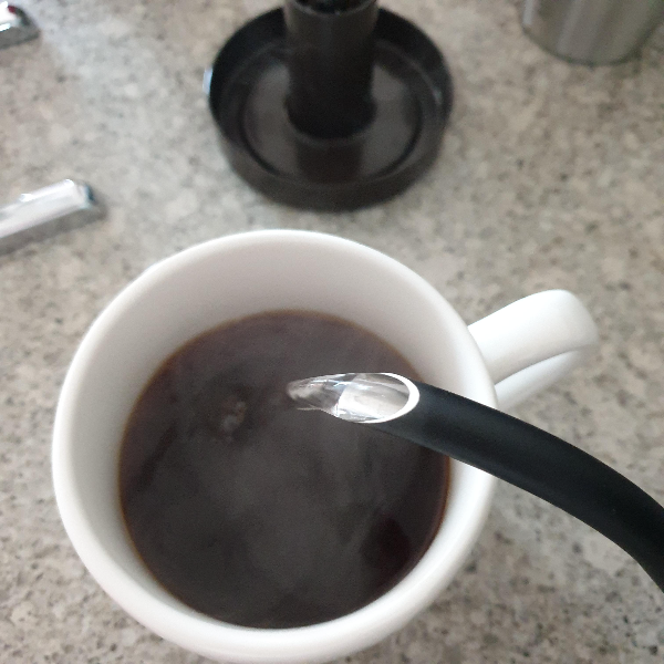 사이폰 아이스커피와 핫 커피 1인분 레시피: 중배전 원두 사용_핫 커피_1분 정도 식힌다.