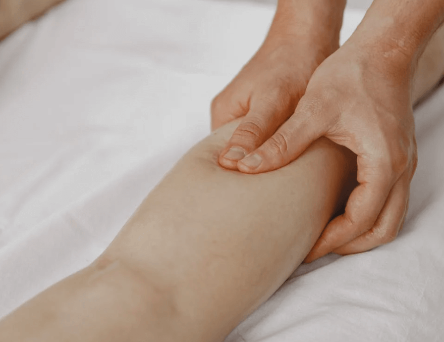 종아리 비만 해결 : 전문가가 여성의 종아리에 림프 마사지를 시행하는 모습