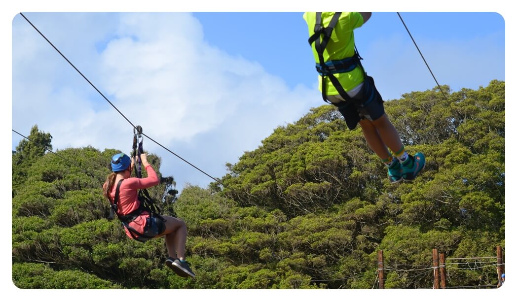 하와이-오아후섬-쿠알로아-랜치-짚라-체험중-관광객