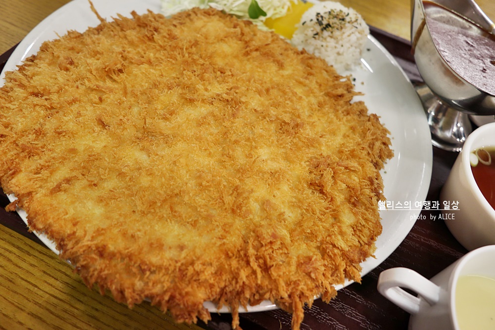 홍익돈까스 부산대점, 양 많고 맛있어서 자주 가는 식당, 홍익돈까스와 해물볶음우동