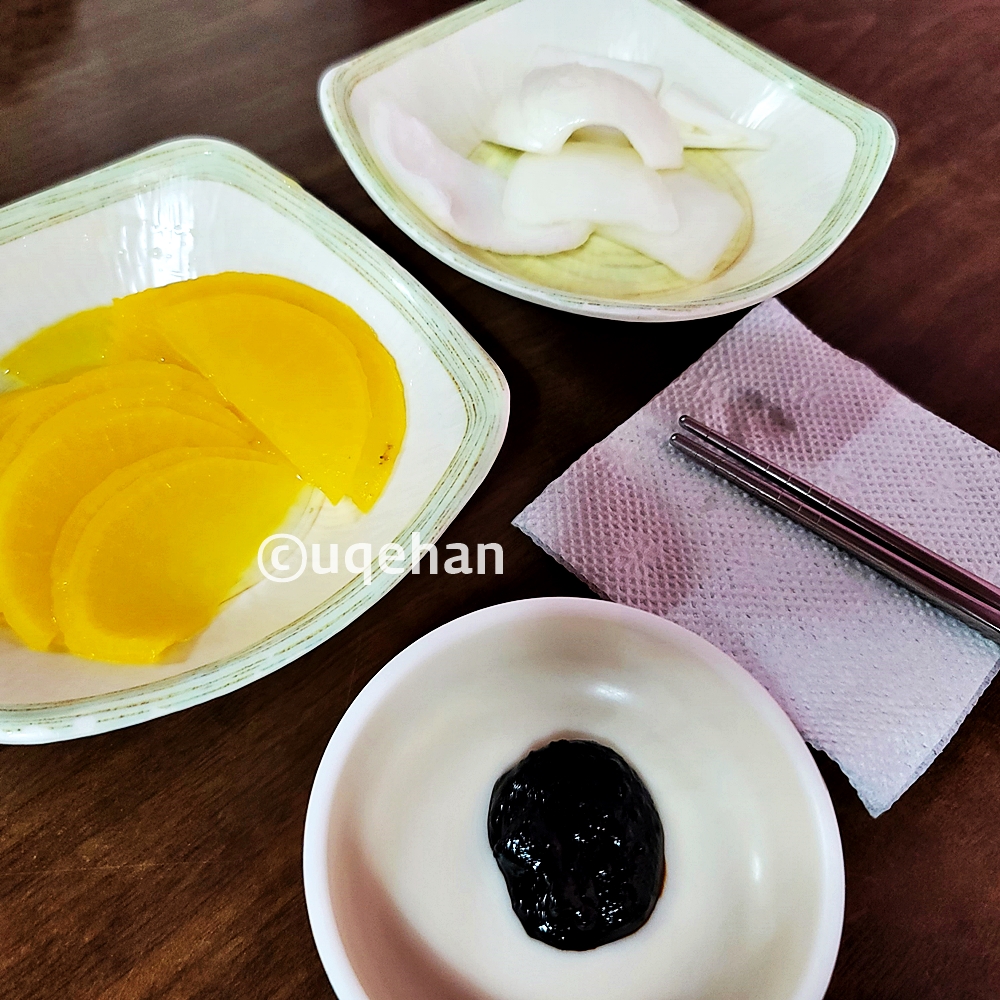 양주시 남면 천안문 반찬 셋팅 사진이다. 단무지와 양파 춘장이 그릇에 담겨있다. 젓가락도 함께 셋팅되어 있다.