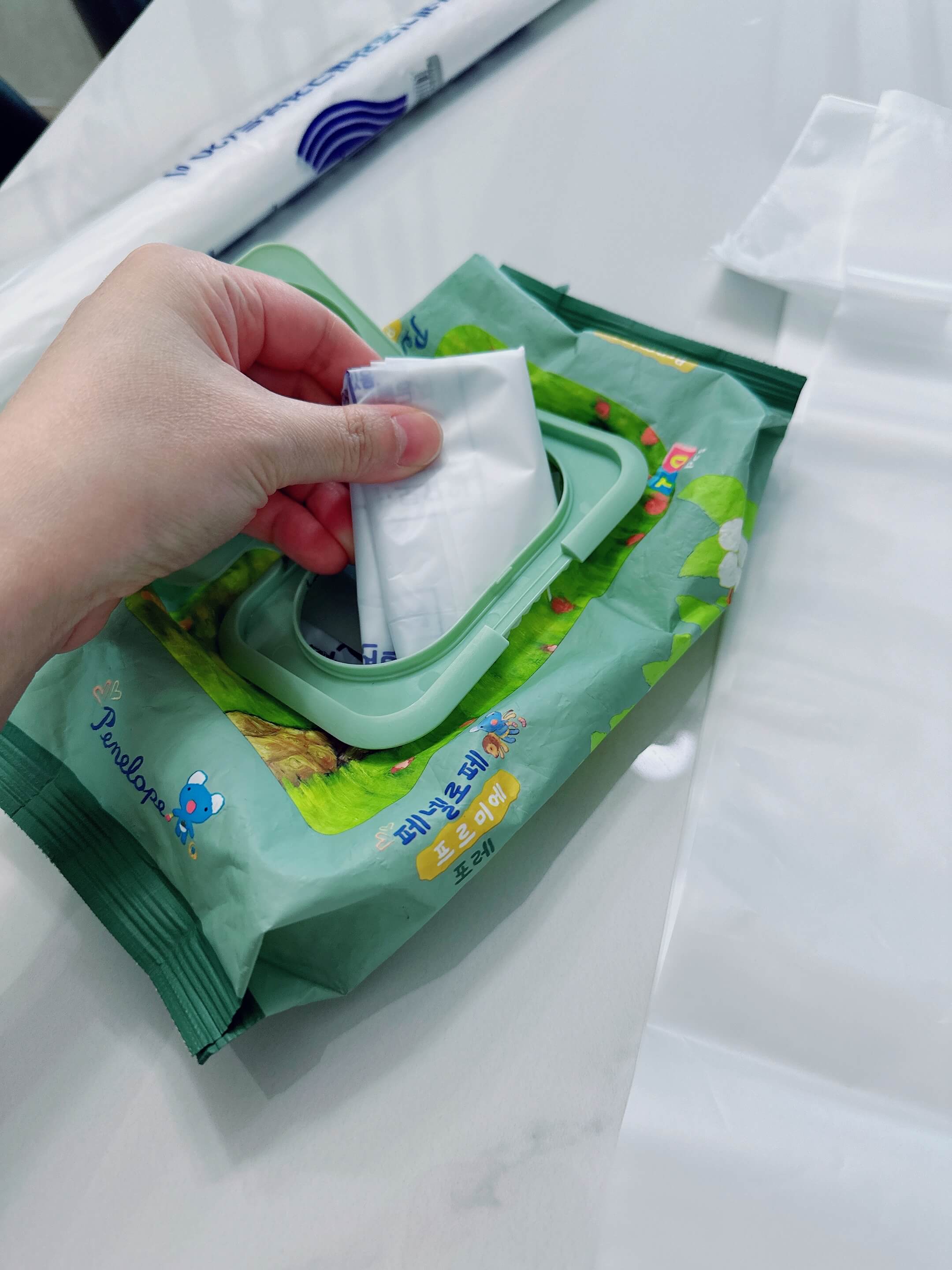 쓰레기봉투접어서넣는사진