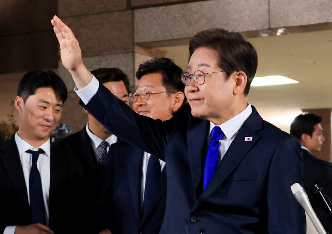 지지자에게 답례하는 이재명 대통령 사진