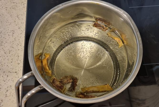 물에 넣고 5분 가량 끓이거나 우려서 먹습니다.