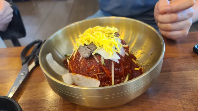 대왕칼국수가야밀면에서 주문한 비빔면