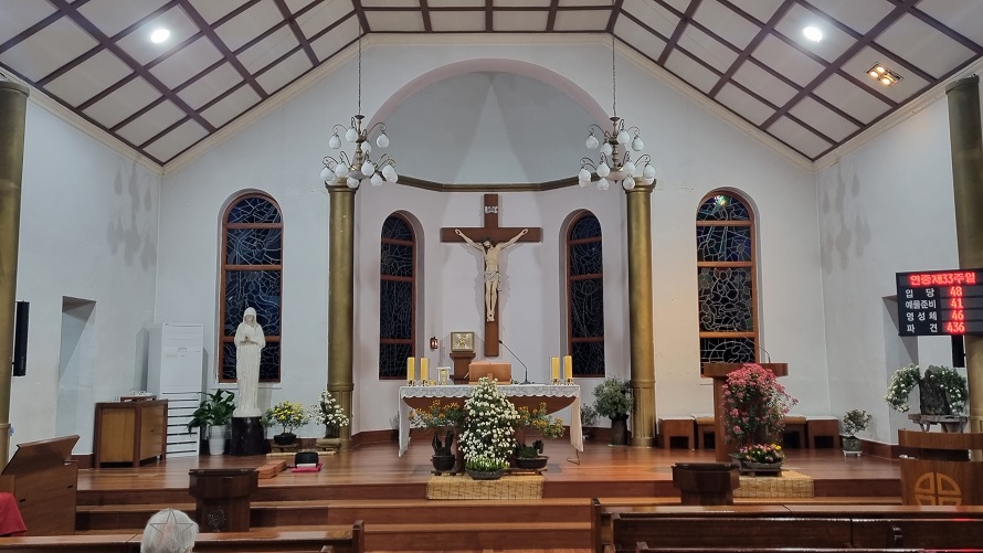 횡성성당 성전 안 제대, 제단, 십자고상, 감실 사진