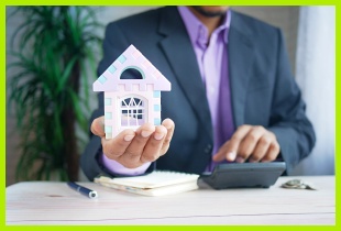 주택 모양을 든 사람