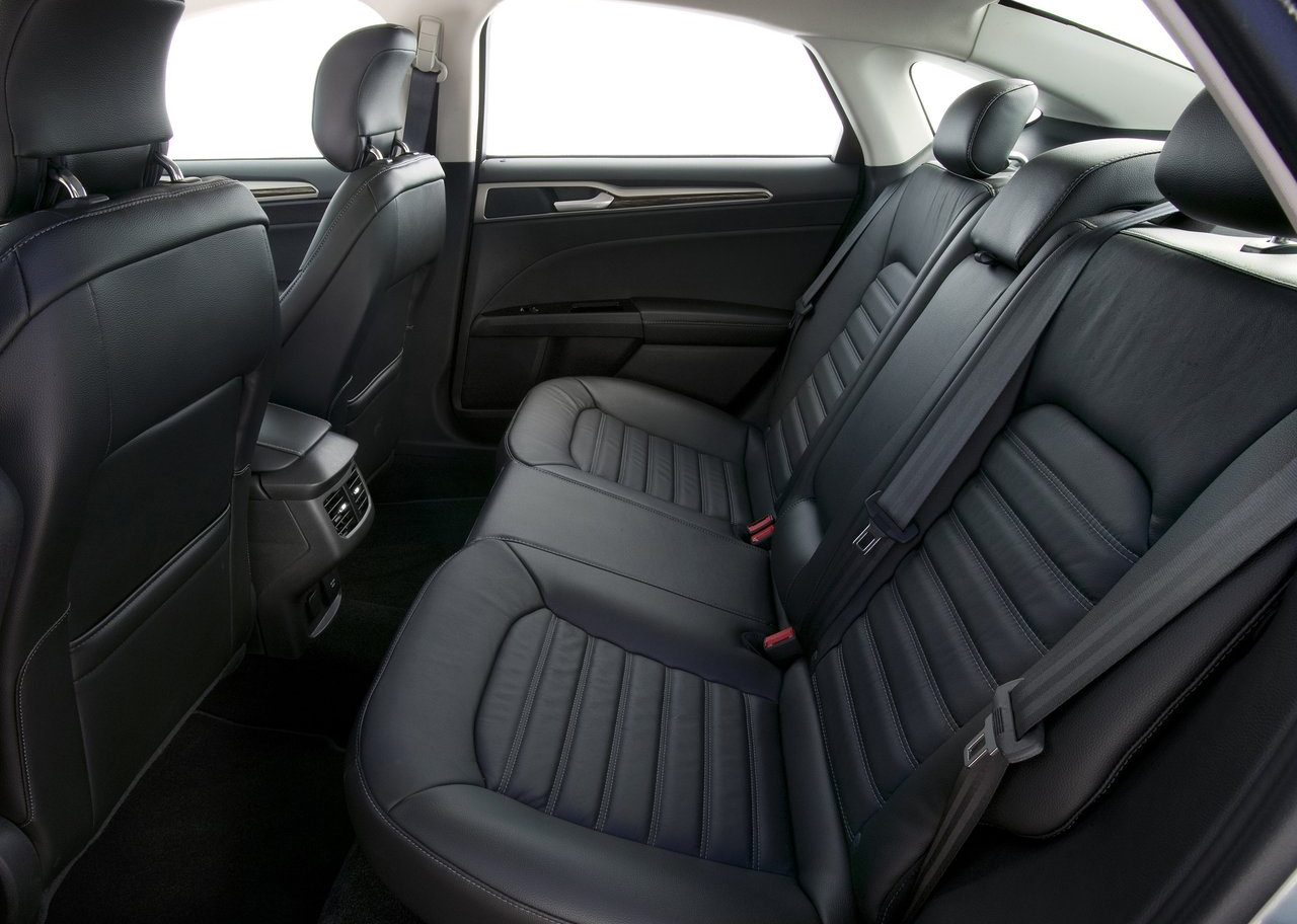 2019년식 포드 퓨전 하이브리드 2열 시트 사진