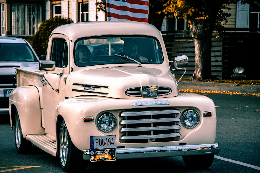 truck — 미국식 표현; 영국식은 lorry.