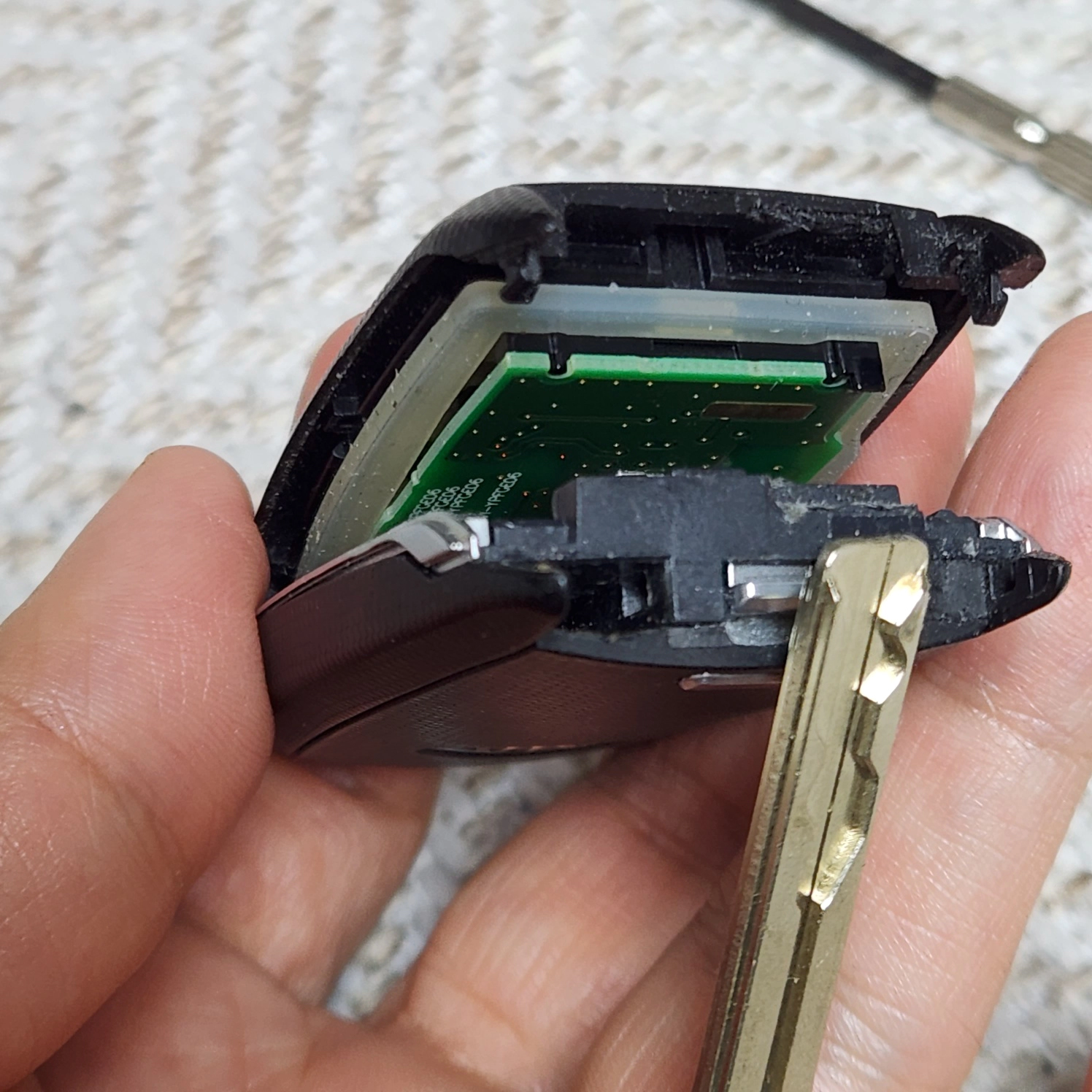 기아 올뉴 카니발 스마트키 분해되는 모습