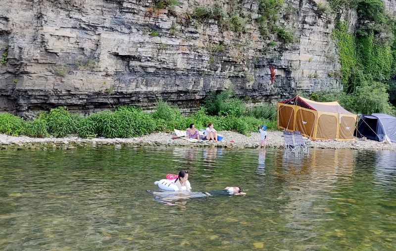 물위에 누워 동동떠다니는 루나군과 튜브를 타고 있는 쿠앙이