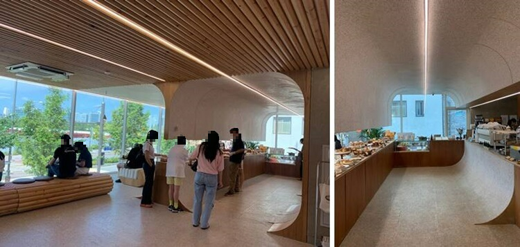 창가 쪽의 자리와 디저트 진열대