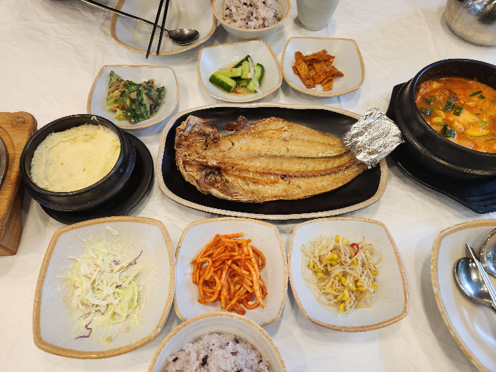 동복리 옥돔 구이 2인상이 차려졌습니다