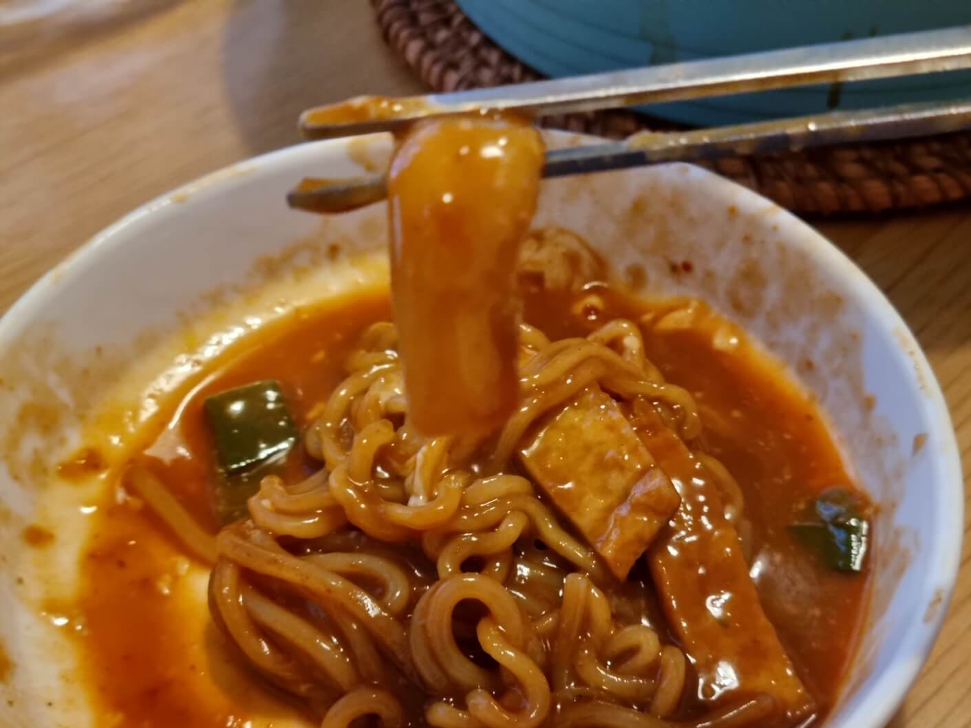 라볶이 먹는 모습