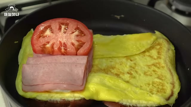 토마토를 올리는 장면