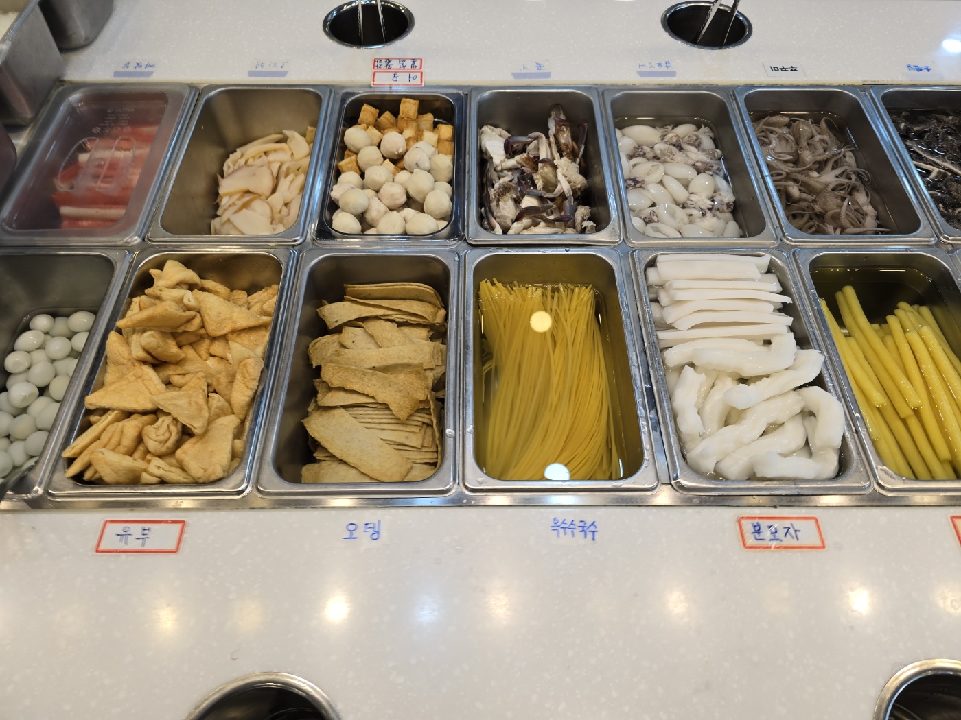 셀프바에는 각종야채와 해산물 두부종류 피시볼 면 등등