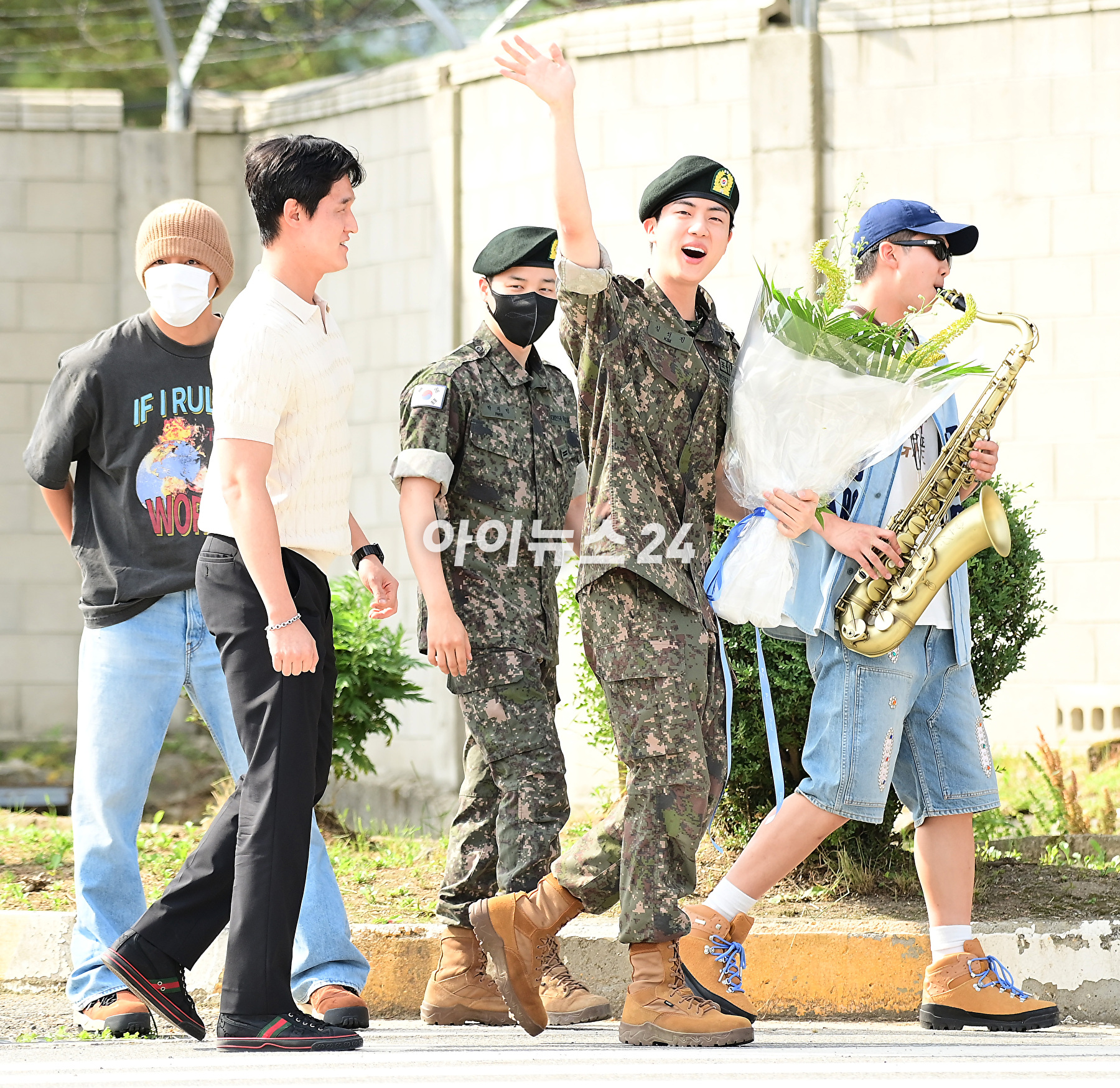 그룹 방탄소년단(BTS) 진이 12일 오전 경기도 연천 5사단 신병교육대에서 국방의 의무를 마치고 전역한 가운데 멤버들과 기쁨을 나누고 있다. [사진=정소희 기자]