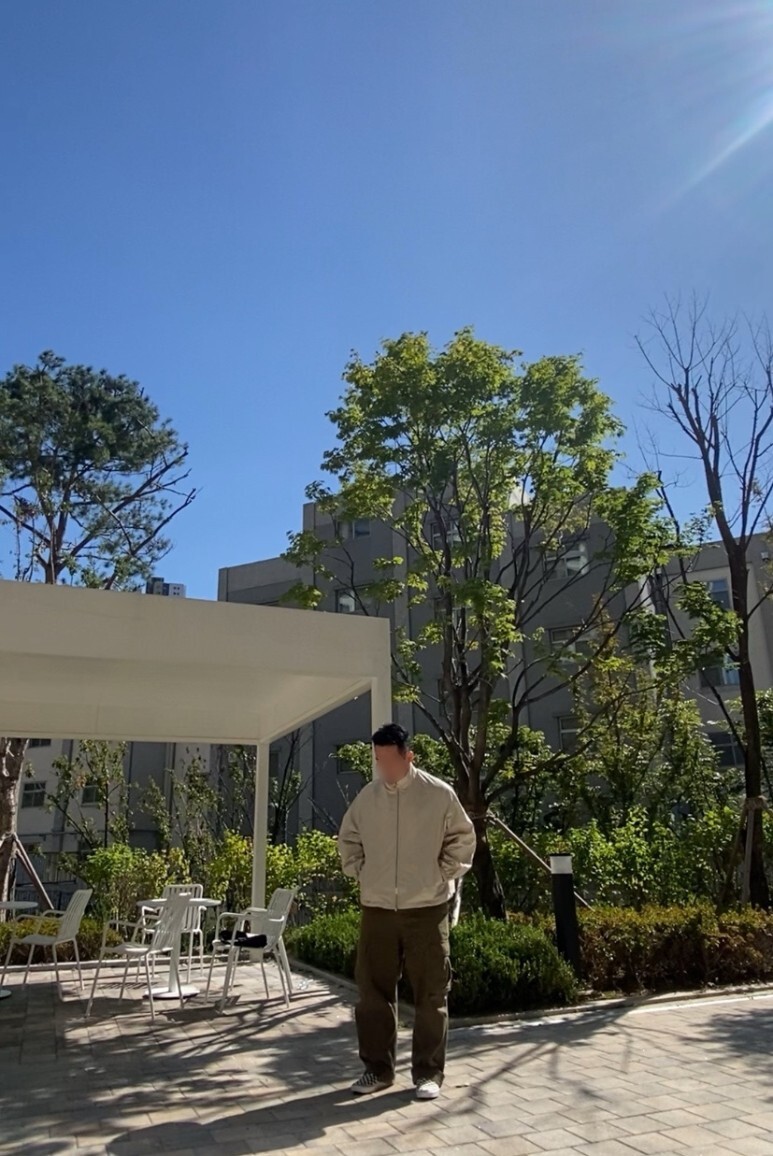 데일리룩(오뭘입)마뗑킴 코팅 점퍼 베이지&#44; 프리즘웍스 와이드 카고 팬츠 카키&#44; VANS 반스 체커보드 블랙화이트&#44; 빈티지패션&#44; 데일리룩&#44; 남자데일리코디&#44; 남자데일리패션&#44; ootd