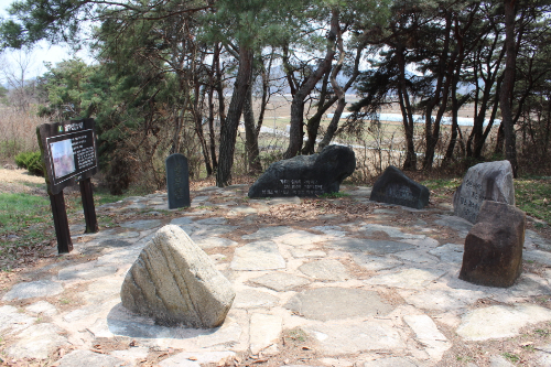 알트태그-예천 말무덤. 말을 묻은 무덤 옆으로로는 교훈을 새긴 바윗돌들이 놓여 있다.